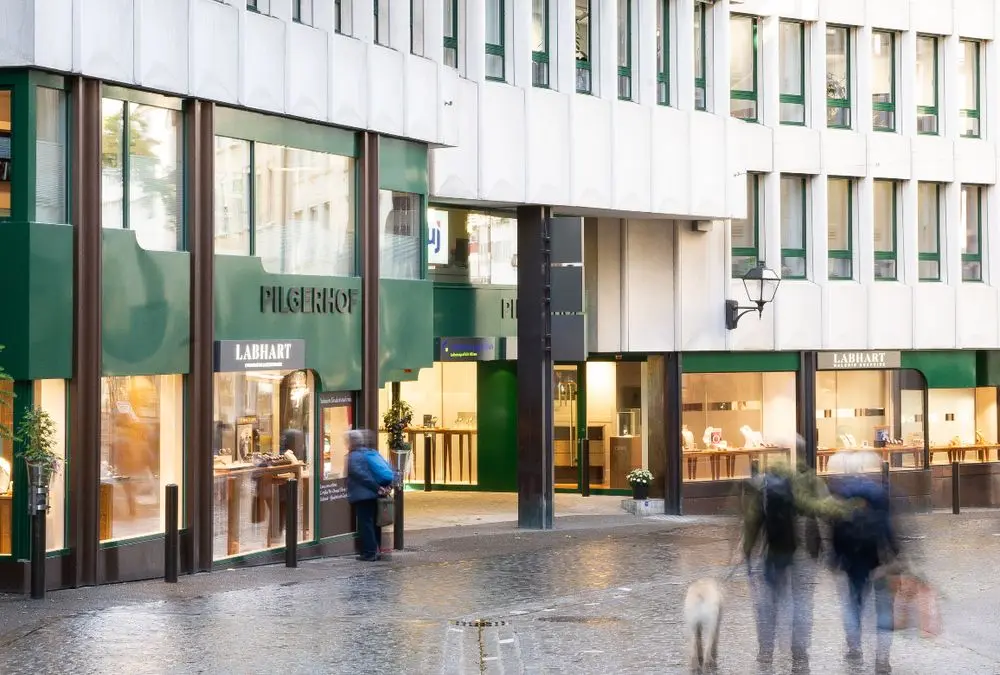 Das Geschäft von LABHART an der Neugasse mit dem Eingang zur «Galerie Surprise»