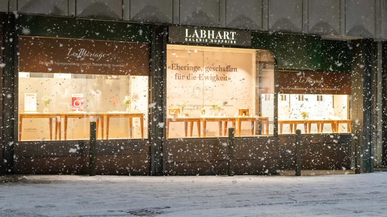 Die Le-Mariage-Schaufenster der «Galerie Surprise» am Abend