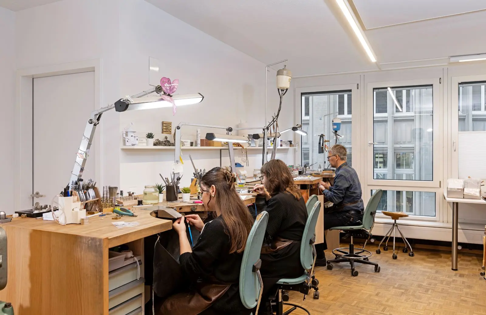 Goldschmied:innen bei der Arbeit im LABHART-Atelier